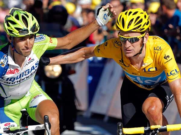 Schönes Bild am Ende einer kräftezehrenden Etappe: Vincenzo Nibali (li.) und Spitzenreiter Bradley Wiggins überqueren Arm in Arm die Ziellinie.