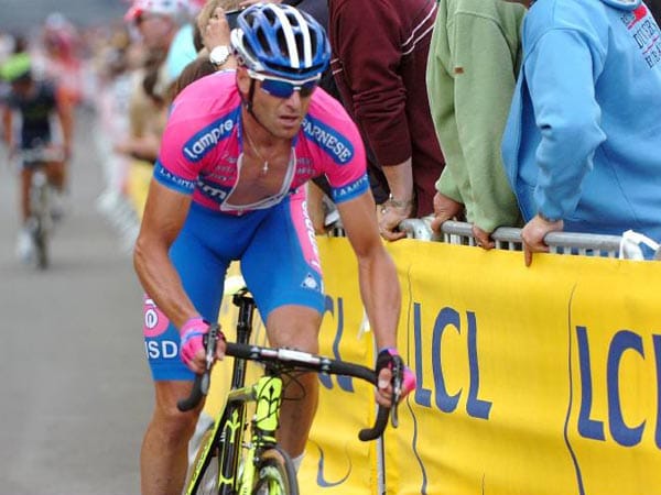 Der italienische Sprintstar Alessandro Petacchi stürzt auf dem elften Teilstück. Damit endet für den Sieger des Grünen Trikots 2010 die diesjährige Tour. "Möglicherweise hat er sich Rippenbrüche zugezogen", sagte der Teamarzt.