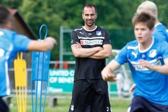 Zumindest Markus Babbel hat sichtlich Spaß beim Training der TSG 1899 Hoffenheim.