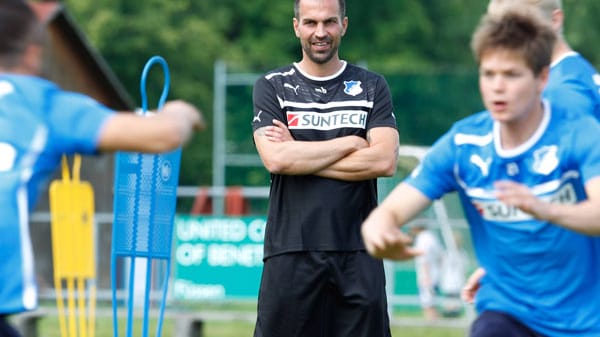 Zumindest Markus Babbel hat sichtlich Spaß beim Training der TSG 1899 Hoffenheim. Zumindest Markus Babbel hat sichtlich Spaß beim Training der TSG 1899 Hoffenheim.