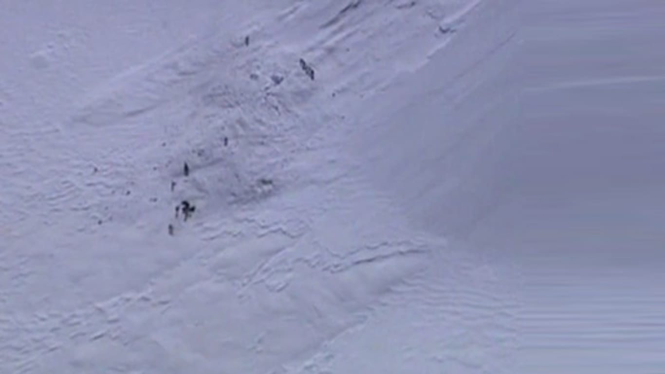 Grauenvolles Weiß: Am Rand der mächtigen Mont-Blanc-Lawine suchen Retter nach Verschütteten