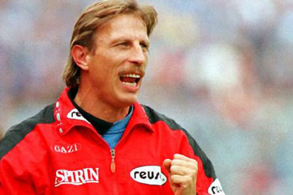 Schon 1998 voll fokussiert: Christoph Daum, damals Trainer von Bayer 05 Leverkusen.