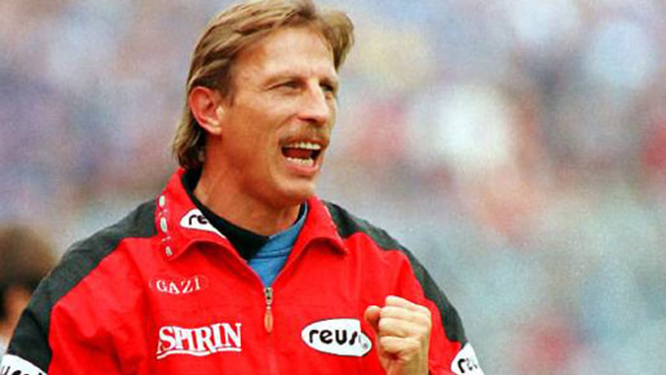 Schon 1998 voll fokussiert: Christoph Daum, damals Trainer von Bayer 05 Leverkusen.
