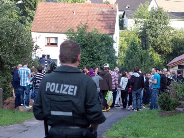 Ein Polizist beobachtet in Heusweiler Jugendliche bei einer Facebook-Party.