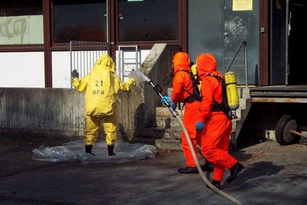 Immer gab es Experimente mit Milzbrand-Erregern, um ihre Einsatzmöglichkeiten als biologische Waffe zu testen. Bei Anthrax-Anschlägen wurden Briefe mit weißem Pulver verschickt. Im Bild säubern Feuerwehrleute in München einen Kollegen, der einen verdächtigen Brief aus einer Tonne gesichert hat. Immer gab es Experimente mit Milzbrand-Erregern, um ihre Einsatzmöglichkeiten als biologische Waffe zu testen. Bei Anthrax-Anschlägen wurden Briefe mit weißem Pulver verschickt. Im Bild säubern Feuerwehrleute in München einen Kollegen, der einen verdächtigen Brief aus einer Tonne gesichert hat.