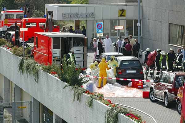 Feuerwehrleute errichten eine Dekontaminationsstelle vor einer Offenbacher Klinik. In einem Kreißsaal war ein Umschlag gefunden worden, aus dem unbekanntes weißes Pulver rieselte. Feuerwehrleute errichten eine Dekontaminationsstelle vor einer Offenbacher Klinik. In einem Kreißsaal war ein Umschlag gefunden worden, aus dem unbekanntes weißes Pulver rieselte.