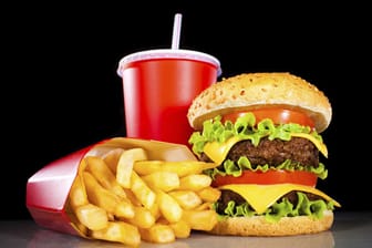 Burger und Pommes gehören zu den beliebtesten Fast Food Gerichten.