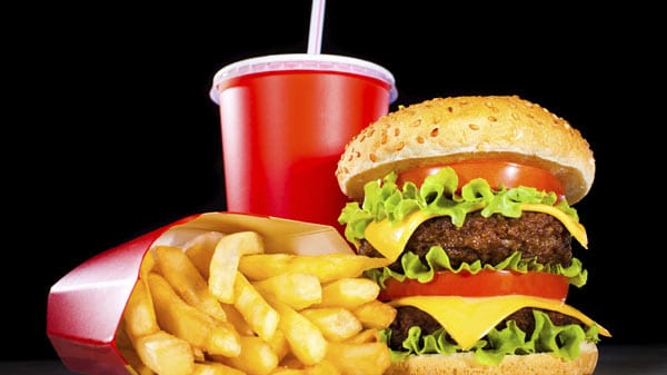 Burger und Pommes gehören zu den beliebtesten Fast Food Gerichten.