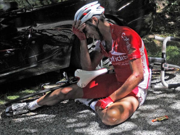 Der Franzose David Moncoutie stürzt auf dem 12. Teilstück der Tour de France. Danach muss er die Rundfahrt beenden.