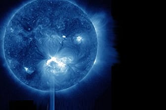 Durch einen Ausbruch auf der Sonne ist ein Sonnensturm entstanden, der nun auf die Erde zusteuert