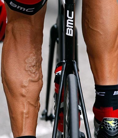 Stramme Waden: Der Amerikaner George Hincapie, zu dem diese Beine gehören, bestreitet derzeit seine 17. Tour de France. Das hat Spuren hinterlassen.