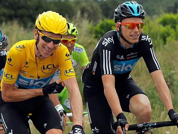 Der Chef und einer seiner Helfer: Tour-Spitzenreiter Bradley Wiggins (links) hatte auf dem Weg nach Le Cap d'Agde Zeit, sich locker und gelöst neben seinem Teamkameraden Christian Knees zu zeigen.
