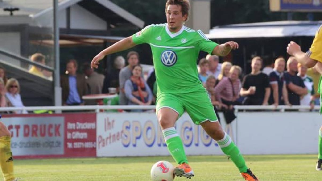 Kevin Pannewitz vom VfL Wolfsburg muss in der Saisonvorbereitung ranklotzen.