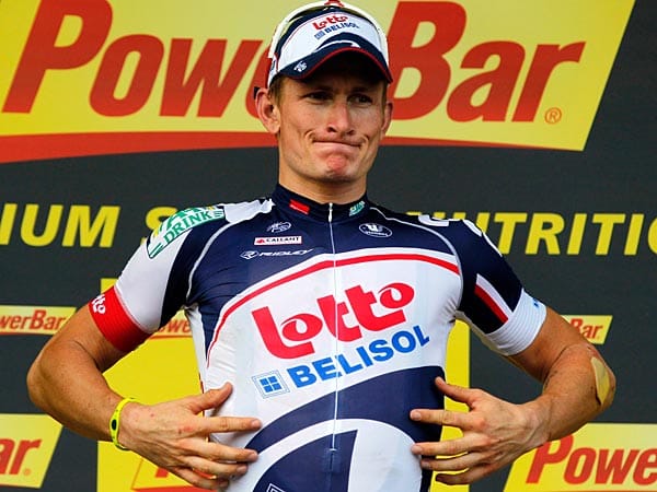 Brust raus: Stolz präsentierte Andre Greipel bei der Siegerehrung seinen Arbeitgeber. Und der durfte stolz auf seinen Rennfahrer sein, schließlich war es der dritte Etappensieg des Deutschen 2012.