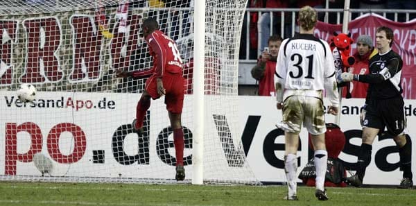 Kurz vor Ende des Spiels zwischen dem 1. FC Kaiserslautern und Arminia Bielefeld im Februar 2006 führen die Pfälzer knapp. Arminia-Torwart Mathias Hain möchte eine Ecke verhindern und kratzt einen vom Teamkollegen abgefälschten Ball von der Seitenaus-Linie. Mit dem darauf spekulierenden Boubacar Sanogo hat er allerdings nicht gerechnet. Der Stürmer nimmt das Geschenk an und schiebt den Ball zur Entscheidung ins Tor.