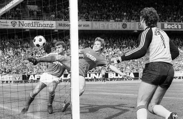 Ohne Zweifel zu einem der kuriosesten Tore der Bundesliga-Geschichte gehört das Eigentor des Bayern-Torwarts Jean-Marie-Pfaff am ersten Spieltag der Saison 1982/1983. Nach einem Einwurf des Bremers Uwe Reinders verschätzt sich der Belgier und lenkt den Ball bei seinem Rettungsversuch mit den Fingerspitzen ins eigene Tor.