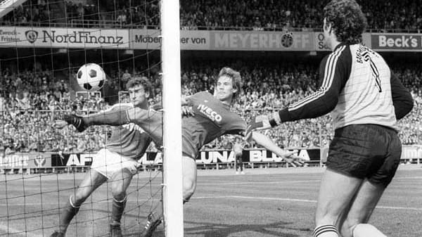 Ohne Zweifel zu einem der kuriosesten Tore der Bundesliga-Geschichte gehört das Eigentor des Bayern-Torwarts Jean-Marie-Pfaff am ersten Spieltag der Saison 1982/1983. Nach einem Einwurf des Bremers Uwe Reinders verschätzt sich der Belgier und lenkt den Ball bei seinem Rettungsversuch mit den Fingerspitzen ins eigene Tor.