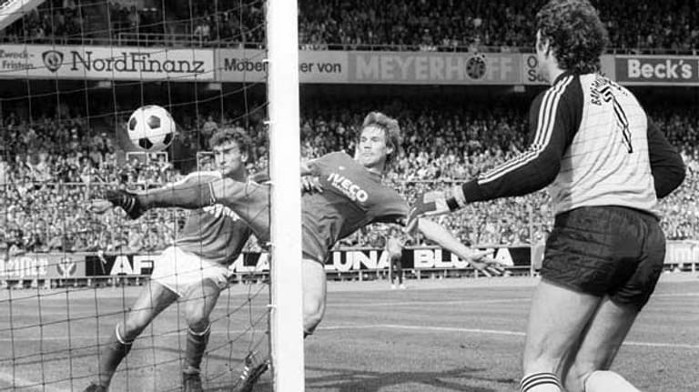 Ohne Zweifel zu einem der kuriosesten Tore der Bundesliga-Geschichte gehört das Eigentor des Bayern-Torwarts Jean-Marie-Pfaff am ersten Spieltag der Saison 1982/1983. Nach einem Einwurf des Bremers Uwe Reinders verschätzt sich der Belgier und lenkt den Ball bei seinem Rettungsversuch mit den Fingerspitzen ins eigene Tor.