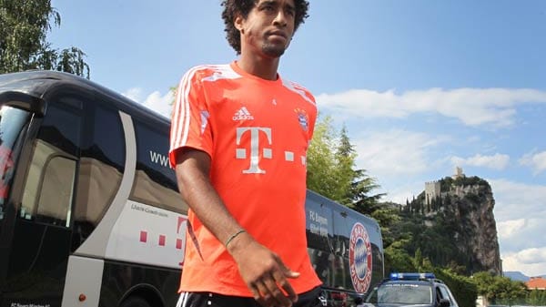 Der FC Bayern ist auf dem Trainingsgelände in der kleinen italienischen Stadt Arco angekommen. Sie liegt etwa fünf Kilometer nördlich des Gardasees. Neuzugang Dante schreitet voran.