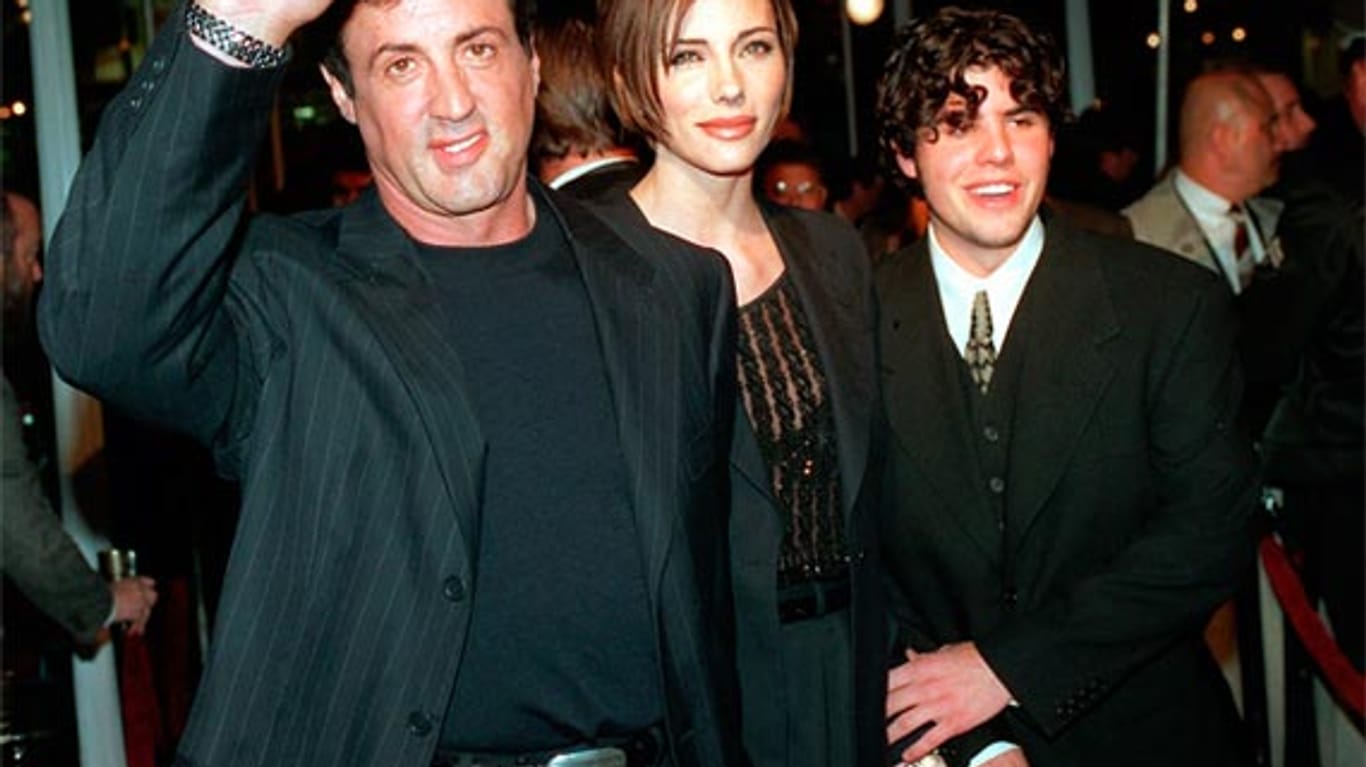 Stunden vor seinem Tod surfte Sage Stallone (re.) noch auf Facebook (auf dem Bild mit Vater Sylvester Stallone und dessen Frau Jennifer Flavin).