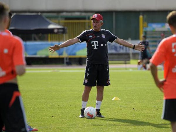 Trainer Jupp Heynckes erklärt seinen Spielern, was er in der Trainingswoche von ihnen erwartet.