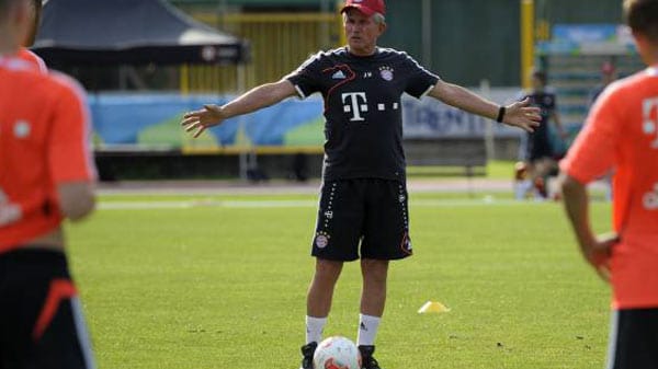 Trainer Jupp Heynckes erklärt seinen Spielern, was er in der Trainingswoche von ihnen erwartet.