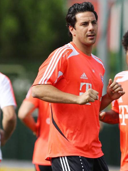 Für Claudio Pizarro (aus Bremen gekommen) ist es die erste Trainingseinheit mit der Mannschaft. Eine Muskelverletzung stoppte ihn zuvor.