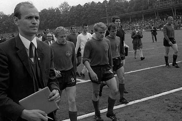 Die Mutter aller Meister-Abstürze: Die Nürnberger Hans Küpper (Zweiter v. li.) und Heinz Müller verlassen 1969 nach dem 0:3 gegen den 1. FC Köln als Absteiger das Feld. Drei Trainer verbrauchten die Clubberer in der Nach-Meister-Saison: Auf Max Merkel folgten Robert Körner und Kuno Klötzer. Im Europapokal schied der FCN in der ersten Runde gegen den späteren Finalisten Ajax Amsterdam, in der Liga stand schließlich der vorletzte Platz zu Buche - bei nur neun Zählern Rückstand auf Rang zwei!