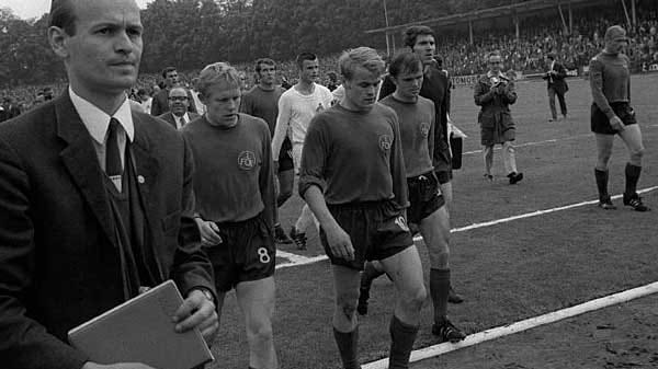 Die Mutter aller Meister-Abstürze: Die Nürnberger Hans Küpper (Zweiter v. li.) und Heinz Müller verlassen 1969 nach dem 0:3 gegen den 1. FC Köln als Absteiger das Feld. Drei Trainer verbrauchten die Clubberer in der Nach-Meister-Saison: Auf Max Merkel folgten Robert Körner und Kuno Klötzer. Im Europapokal schied der FCN in der ersten Runde gegen den späteren Finalisten Ajax Amsterdam, in der Liga stand schließlich der vorletzte Platz zu Buche - bei nur neun Zählern Rückstand auf Rang zwei!