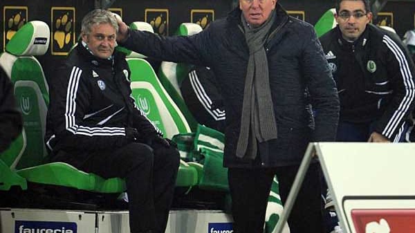 So schlimm kam's für den VfL Wolfsburg in der Saison 2009/10 nicht. Aber Rang acht war für den ambitionierten, von VW mit Millionen ausgestatteten Klub ebenfalls viel zu wenig. Das Aus in der Vorrunde der Champions League besiegelte das Schicksal von Trainer Armin Veh, der nicht in Felix Magaths übergroße Fußstapfen passte und zur Winterpause vom ebenfalls neuen Manager Dieter Hoeneß geschasst wurde.