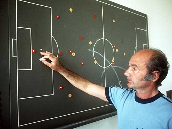 Ähnliche Konzentrationsprobleme hatte der FC Bayern 1974/75. In der Liga krebsten die Münchner von Beginn an nur rum und wurden schließlich Zehnter. Udo Lattek wurde in der Winterpause gefeuert, "Professor" Dettmar Cramer übernahm das Team und verteidigte schließlich erfolgreich den Europapokal der Landesmeister.
