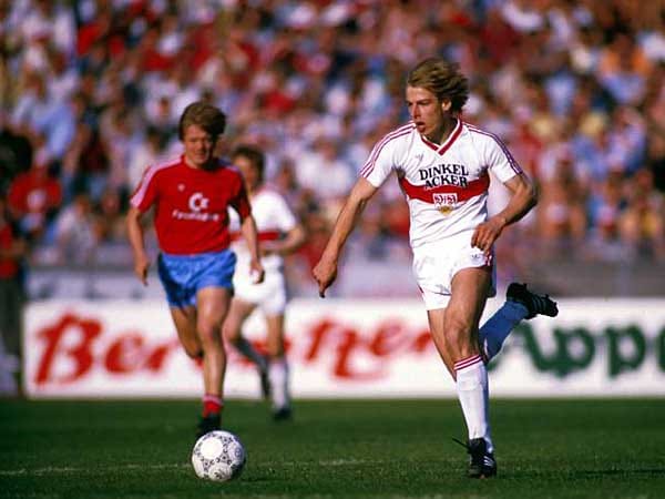 Der VfB Stuttgart ist in Sachen Meisterabstürze ein gebranntes Kind. Schon nach dem Titelgewinn 1984 fanden sich die Schwaben nur noch auf Rang zehn wieder, obwohl es die erfolgreiche Premierensaison eines jungen Stürmers namens Jürgen Klinsmann war. Der spätere Weltmeister erzielte für den schwächelnden VfB auf Anhieb 15 Tore.