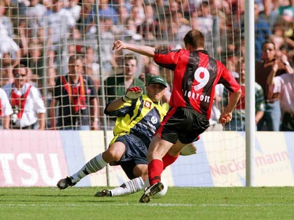 Rang fünf zum Abschluss der Saison 1998/99 war für den 1. FC Kaiserslautern sogar fast noch akzeptabel. Trotzdem blieb zum Saisonausklang ein fader Beigeschmack. Denn ausgerechnet der Meister hatte sich am letzten Spieltag mit 1:5 von Eintracht Frankfurt abschlachten lassen - und somit den Abstiegskampf zugunsten von Fjörtoft und Co. entschieden.