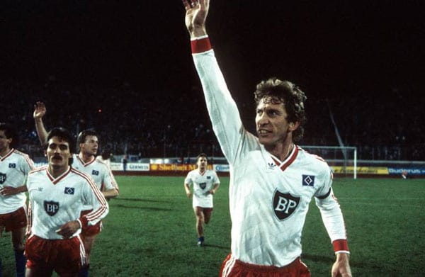 1986/87 wird der Herbstmeister auch nicht zum Titelträger: Dietmar Jakobs vom HSV jubelt zu früh, am Ende lachen wieder die Bayern.