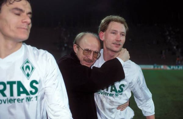 Lass Dich drücken, Dieter! Bremens Manager Willi Lemke gratuliert seinem Spieler Dieter Eilts zur Herbstmeisterschaft, aber Kaiserslautern holt die Schale 1991 auf den Betzenberg.
