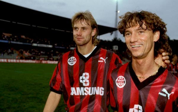 Die Saison 1991/92 sorgte für eine der spannendsten Schlussphasen der Bundesliga. Herbstmeister Eintracht Frankfurt verspielte am 34. Spieltag den Titel in Rostock, Dortmund war zur Halbzeit Meister, doch die Schale ging dank Guido Buchwald nach Stuttgart.