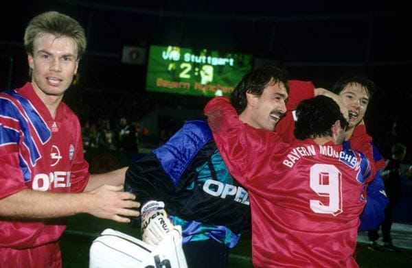 Ein seltenes Bild: Der große FC Bayern feiert im Winter und lässt sich die Meisterschaft doch noch nehmen. 1993 war es zum zweiten Mal der Fall, denn der SV Werder Bremen sicherte sich den Titel.