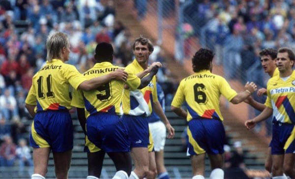 1993/94 rückte der Rekordmeister die Verhältnisse aus seiner Sicht wieder gerade und löste Herbstmeister Eintracht Frankfurt an der Spitze ab.