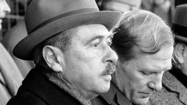 Werder Bremen feierte 1965 seinen ersten Meistertitel. Auch im darauf folgenden Jahr belegten die Norddeutschen einen sehr guten vierten Platz. In der Saison 1966/67 zeigten die Hanseaten dann Spiele zum Einschlafen. Das fand offenbar auch Bremens Torwartlegende Bert Trautmann (re.) neben dem damaligen Werder-Präsidenten Dr. Alfred Ries (li.). Erst am 32. Spieltag sicherte Bremen mit einem 3:0 Heimsieg gegen Eintracht Frankfurt den Klassenerhalt und landete am Ende auf Platz 16.