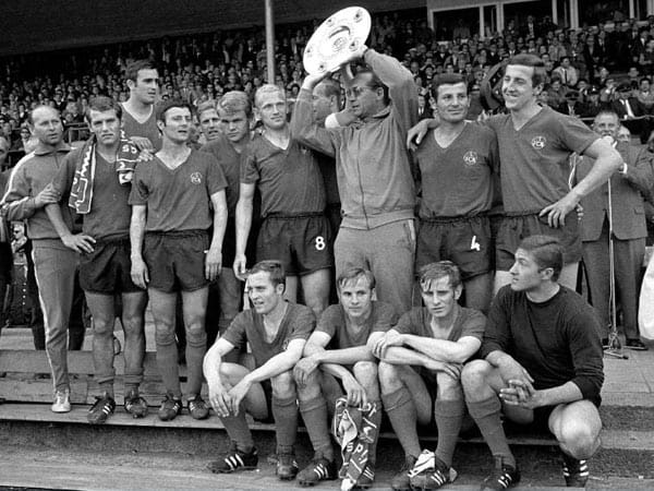 Deutscher Meister 1968! Trainer Max Merkel bestieg mit dem 1. FC Nürnberg Deutschlands Fußballthron und reckte nach dem abschließenden 2:1-Sieg gegen Borussia Dortmund die Schale in die Luft.