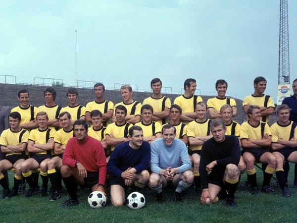 Ein Jahr später erwischte es mit Alemannia Aachen den Vizemeister. In ihrer zweiten Bundesligasaison 1968/69 spielten die Alemannen fulminant auf und wurden am Ende Zweiter, acht Zähler hinter Bayern München. Die Ernüchterung folgte jedoch in der folgenden Spielrunde: Mit 83 Gegentoren und nur einem einzigen Auswärtspunkt stieg Aachen als Tabellenletzter ab.