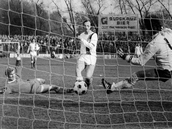 Dass der Vizemeister FC Schalke 04 im Jahr 1973 fast abgestiegen wäre, hat seine Ursachen in der Saison 1970/71. Der Bielefelder Gerd Roggensack (Mitte) erzielte den 1:0-Siegtreffer für die Arminia gegen die Königsblauen nach vorheriger Absprache. Der erste große Bundesliga-Skandal flog einige Zeit später auf.