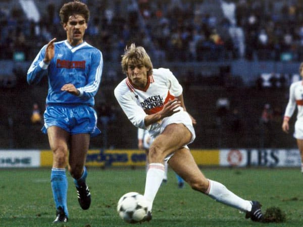 Der amtierende deutsche Meister VfB Stuttgart verpflichtete nach dem Titelgewinn 1984 das damals 19-jährige Sturmjuwel Jürgen Klinsmann vom Stadtrivalen Stuttgarter Kickers. Obwohl es der blonde Schlacks in seinem ersten Bundesliga-Jahr in 32 Einsätzen auf 15 Treffer brachte, stürzten die Schwaben in der Saison 1984/85 auf Platz zehn ab. Mit 15 Niederlagen ging der VfB am dritthäufigsten als Verlierer vom Platz.