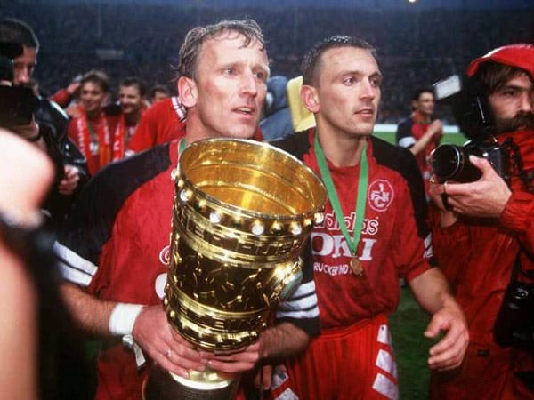 Nach 33 Jahren erwischte es den 1. FC Kaiserslautern am Ende der Saison 1995/96. Andreas Brehme (li.) musste mit seinem Klub in die zweite Liga. Ein Jahr zuvor waren die Pfälzer noch für den UEFA-Cup qualifiziert. Versöhnlicher Abschluss für den Weltmeister im FCK-Dress: Die Lauterer wurden im Abstiegsjahr Pokalsieger – und holten zwei Jahre später als bislang einziger Aufsteiger den Meistertitel.