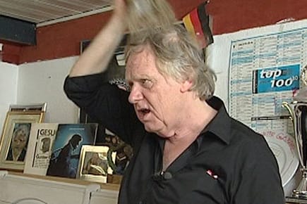 Haarige Offenbarung: Gunter Gabriel lupft sein Haarteil.