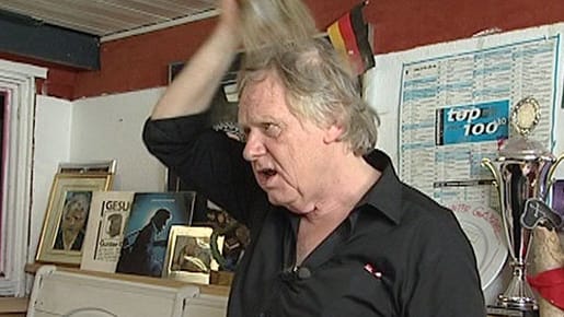 Haarige Offenbarung: Gunter Gabriel lupft sein Haarteil.