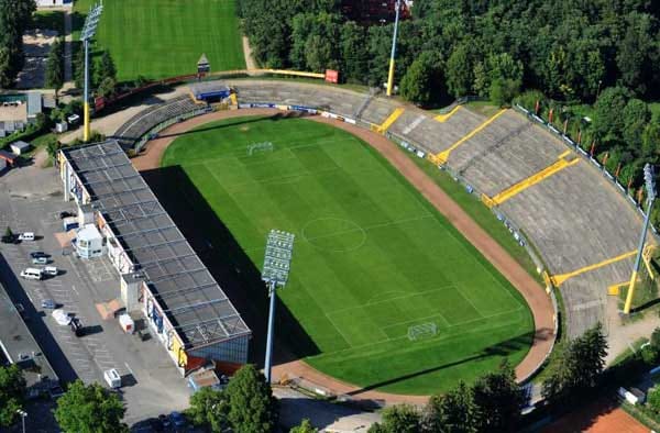 Mag sein, dass das Stadion am Böllenfalltor nicht mehr in die moderne Fußball-Welt passt. Ein Hingucker ist die riesige Stehtribüne in der Heimstätte des Drittlligisten SV Darmstadt 98 aber allemal. Der Stadionname leitet sich aus Pappeln, den sogenannten Böllen ab, die hier einst standen.