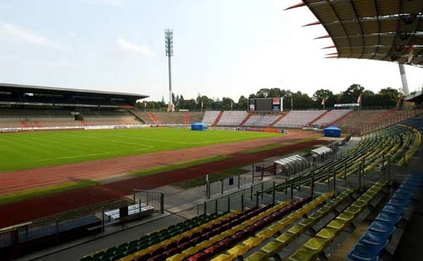 Anfang der 90er Jahre bekam das Wildparkstadion eine neue Haupttribüne, ganz in bunt. Seitdem hat sich in der Heimstätte des Zweitligisten Karlsruher SC nicht mehr viel verändert. Eines der größten Spiele in diesem Stadion fand 1993 statt, als der KSC im Europacup den FC Valencia sensationell mit 7:0 aus dem Wettbewerb kegelte.