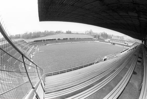 Das Ellenfeldstadion des Oberligisten Borussia Neunkirchen blickt seinem 100. Geburtstag entgegen. Erstmals wurde hier 1912 gespielt. Das Foto stammt aus dem Jahr 1999, die überdachte Tribüne hat inzwischen Schalensitze. In den 60er Jahren gab es in Neunkirchen Bundesliga-Fußball zu sehen.
