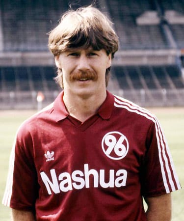 Gregor Grillemeier von Hannover 96 im Jahr 1988. Der Stürmer mit Oberlippenbart bestreitet insgesamt 149 Bundesliga-Partien und erzielt 35 Tore.